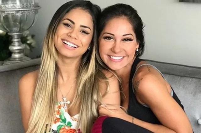 Lexa e Maíra sorriem para a foto com o rosto colado.