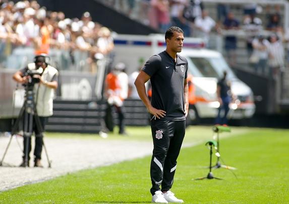 Fernando Lázaro à beira do campo