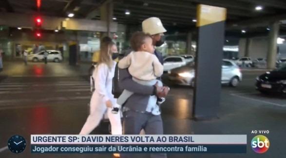 Neres em aeroporto com esposa e filha