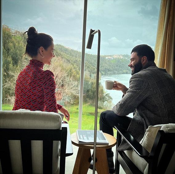 Andressa Suita e Gusttavo Lima se olham e sorriem defronte a uma paisagem natural de Porto, em Portugal