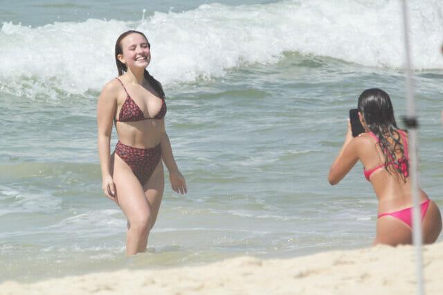 Larissa Manoela posa para foto na praia.