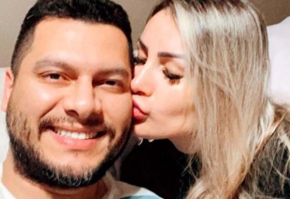 Andressa Urach posa beijando a bochecha do marido, Thiago Lopes