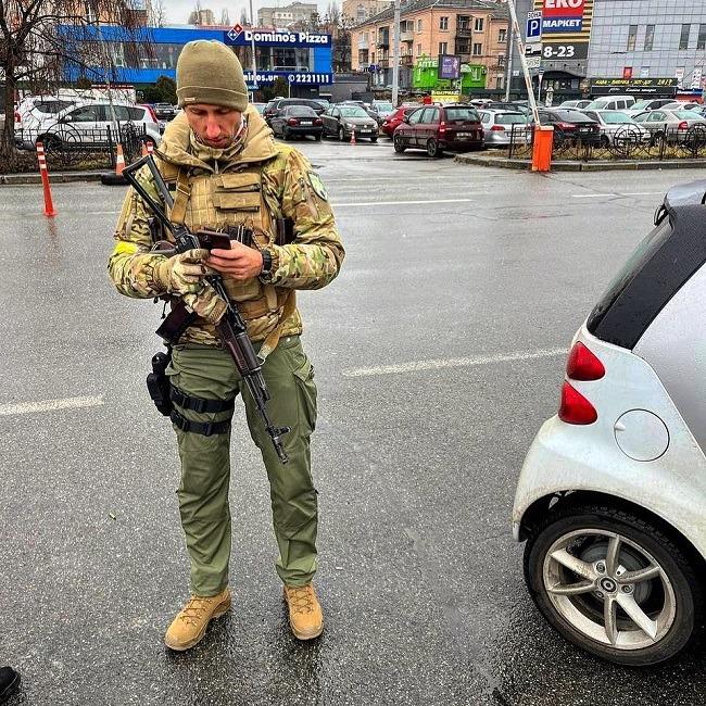 Tenista ucraniano Sergiy Stakhovsky com fuzil e colete balístico nas ruas de Kiev