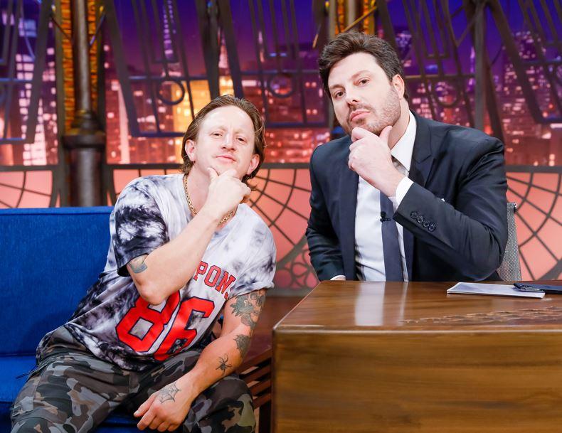 Dianho e Danilo Gentili posam para foto no palco do The Noite.