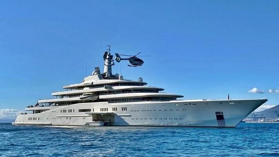 Bilionário russo Roman Abramovich ostenta um iate avaliado em 1,1 bilhão de libras