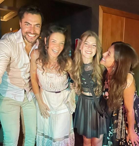 Carlo Porto, Mylla Christie, Lorena Queiroz e Priscila Sol sorrindo bastante e abraçados em um lugar fechado