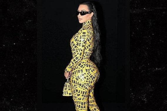 Kim Kardashian em desfile de moda