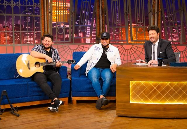 Barões da Pisadinha e Danilo Gentili no palco do The Noite