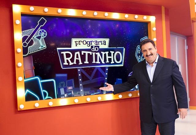 Sorrindo, Ratinho posa ao lado do logo do Programa do Ratinho