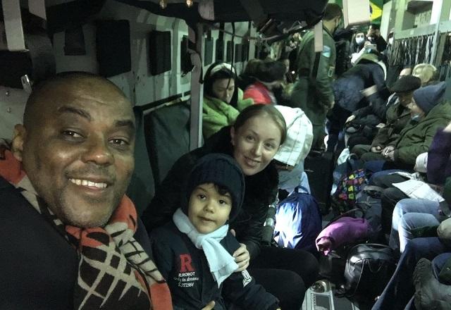 Família do Gilmar no avião rumo ao Brasil (Arquivo pessoal)