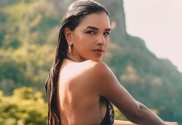 Mariana Rios posa para foto com olhar sensual, usando biquíni e de cabelos molhados.