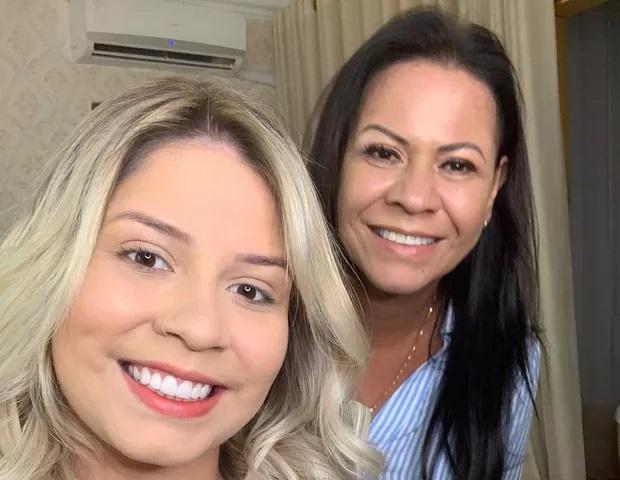 Marilia Mendonça e a Mãe sorriem para a foto, tirada pela própria cantora.