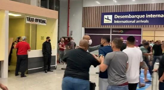 Felipe Melo cercado por torcedores do Fluminense