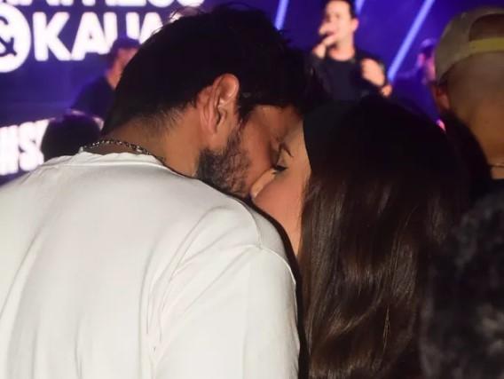 Gui Napolitano e Thais Braz se beijando durante show