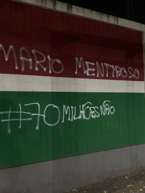 Sede do Fluminense é pichada após eliminação na pré-Libertadores