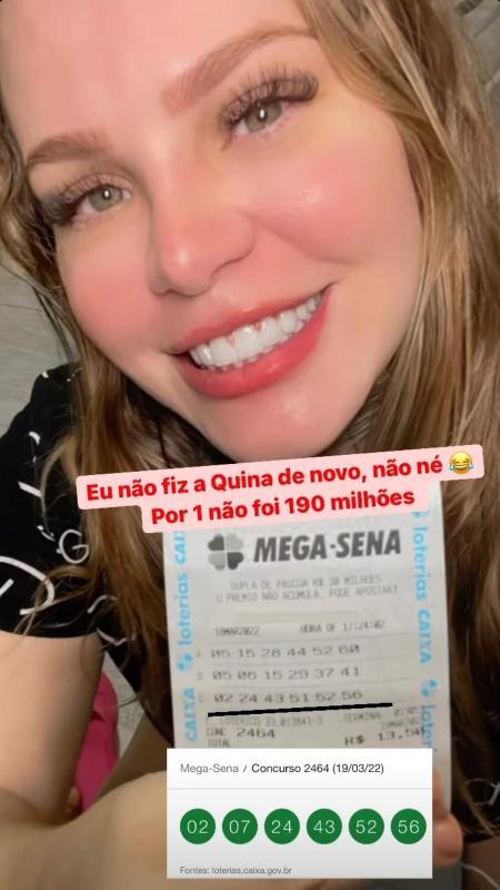 Ex-BBB Paulinha Leite com bilhete da loteria.