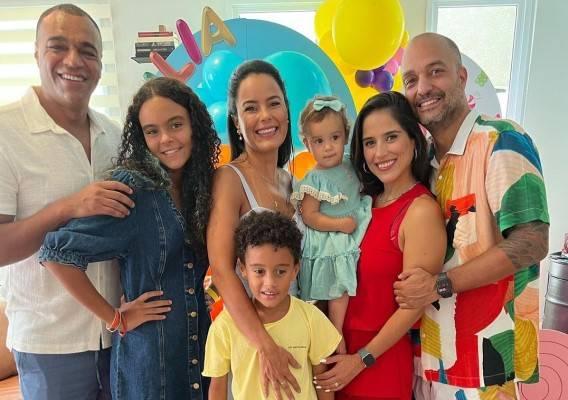 Na foto aparece Luciele Di Camargo, Denílson, seus filhos Maria Eduarda Araujo e Davi Araújo, ao lado de Camilla Camargo, Julia e Leonardo Lopes