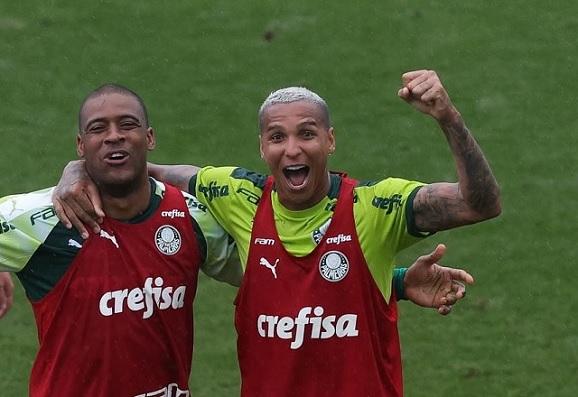Jailson e Deyverson abraçados em treino do Palmeiras