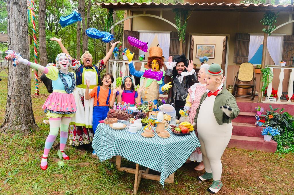 Elenco de Picapau Amarelo comemorando aniversário de atores.