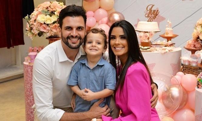 Ivy segura o filho no colo, enquanto sorri para foto ao lado do ex-marido.