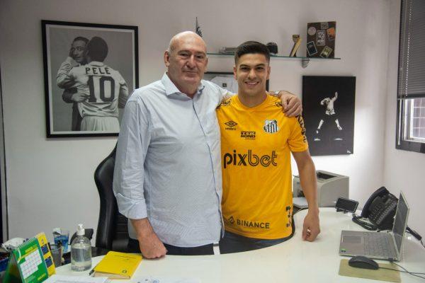 Reforço Rodrigo Fernández ao lado do presidente do Santos, Andrés Rueda