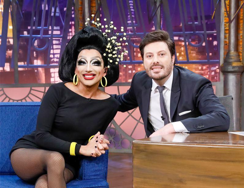 Bianca Del Rio e Danilo Gentili posam para foto no palco do programa.