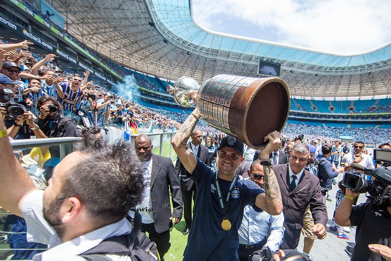 Luan levanta a taça da Libertadores para a torcida durante festa na Arena