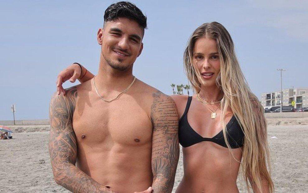 Gabriel Medina e Yasmin Brunet posando para foto. Os dois estão em uma praia.