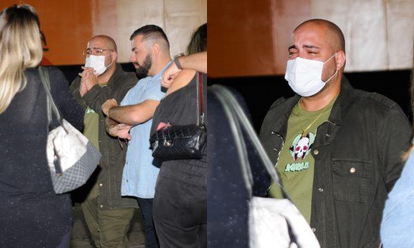 Tiago Abravanel ao lado do marido chorando em frente ao Hospital das Clínicas.