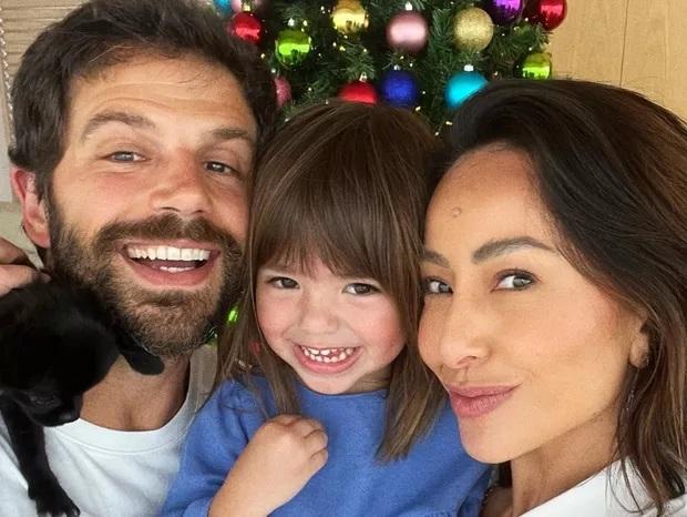 Duda Nagle, Sabrina Sato e Zoe olham para foto e sorriem.