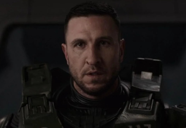 Imagem de Pablo Schreiber interpretando Master Chief no live action de Halo