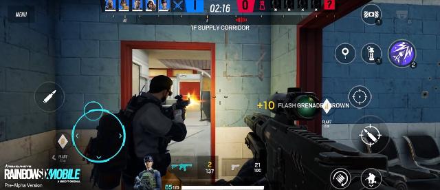 Imagem do HUD de Rainbow Six Mobile com comandos touchscreen