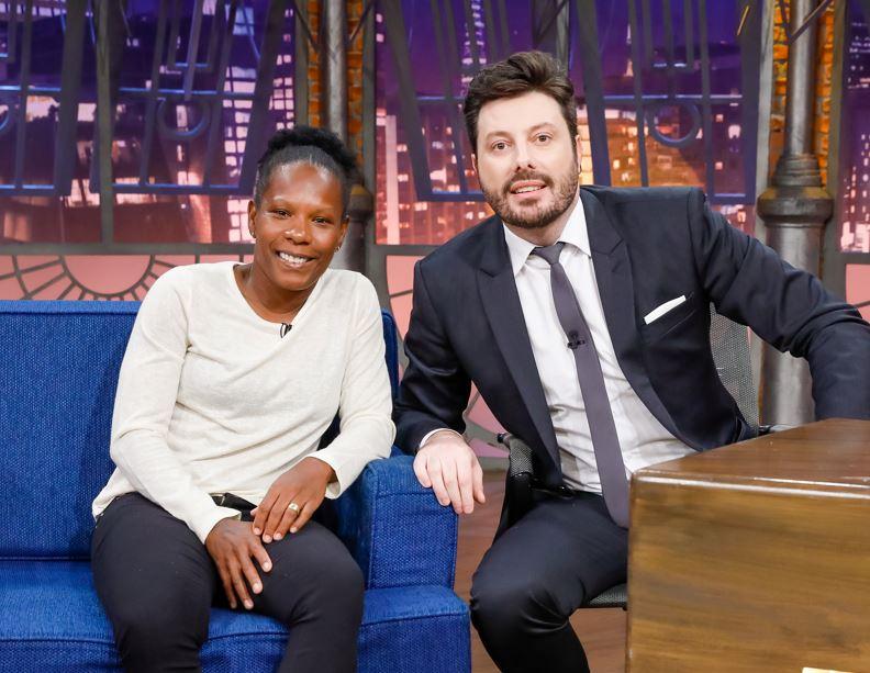 Formiga e Danilo Gentili posam para foto no palco do The Noite.