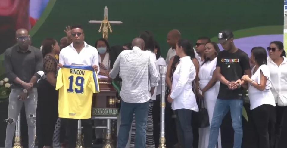 Filho de Rincón exibe camisa do pai durante cerimônia (Foto: Reprodução)