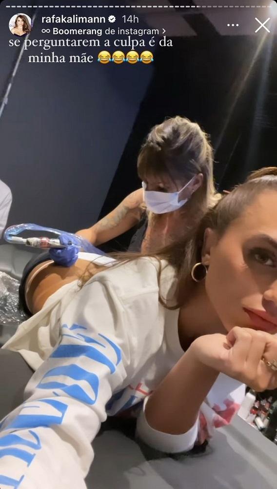 rafa kalimann faz selfie deitada com barriga para baixo em maca e mostra tatuadora desenhando em seu bumbum