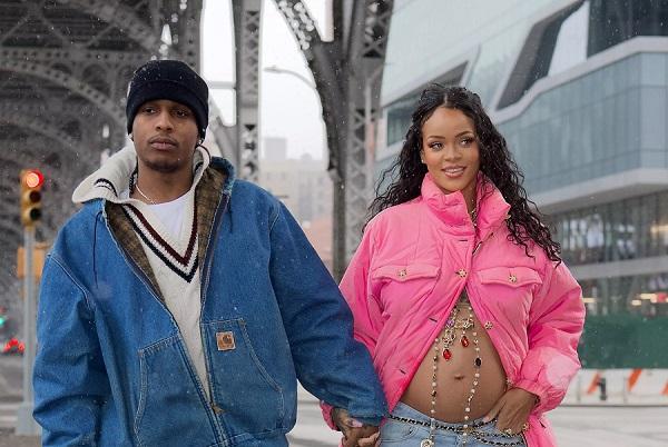 Rihanna e A$AP são fotografados, enquanto andam na rua de mãos dadas.