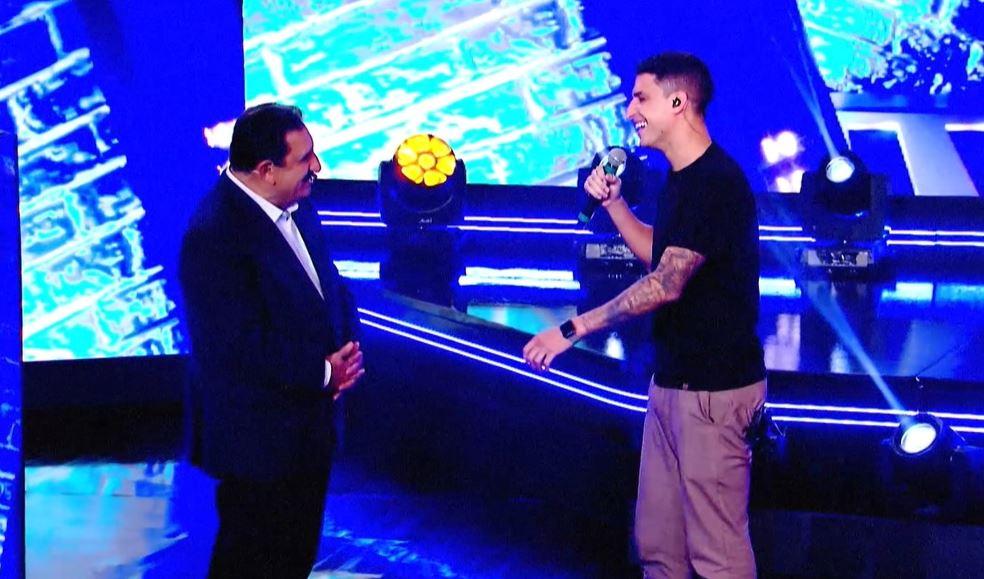 Ratinho e o ex-BBB Felipe Prior no palco do Wall Duet Brasil.