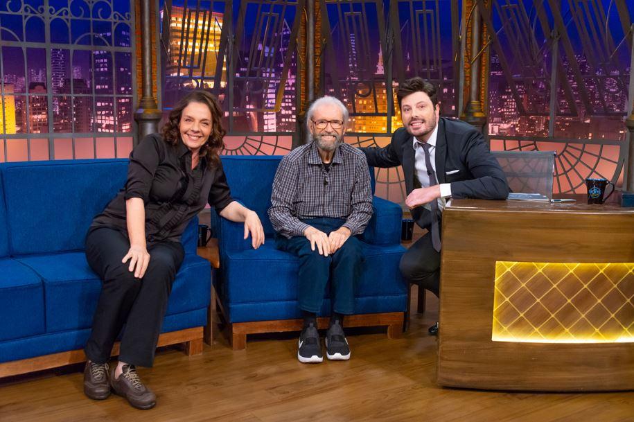 Rosi Campos, Juca de Oliveira e Danilo Gentili posam para foto no palco do The Noite.