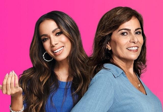 Anitta e a mãe sorriem para foto, lado a lado