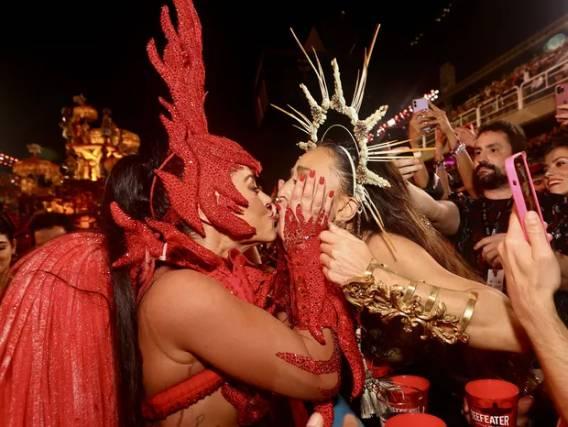 Paolla Oliveira e Sabrina Sato trocam selinho durante Desfile das Campeãs