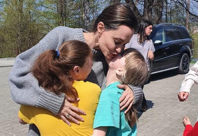 Angelina Jolie e crianças ucranianas refugiadas