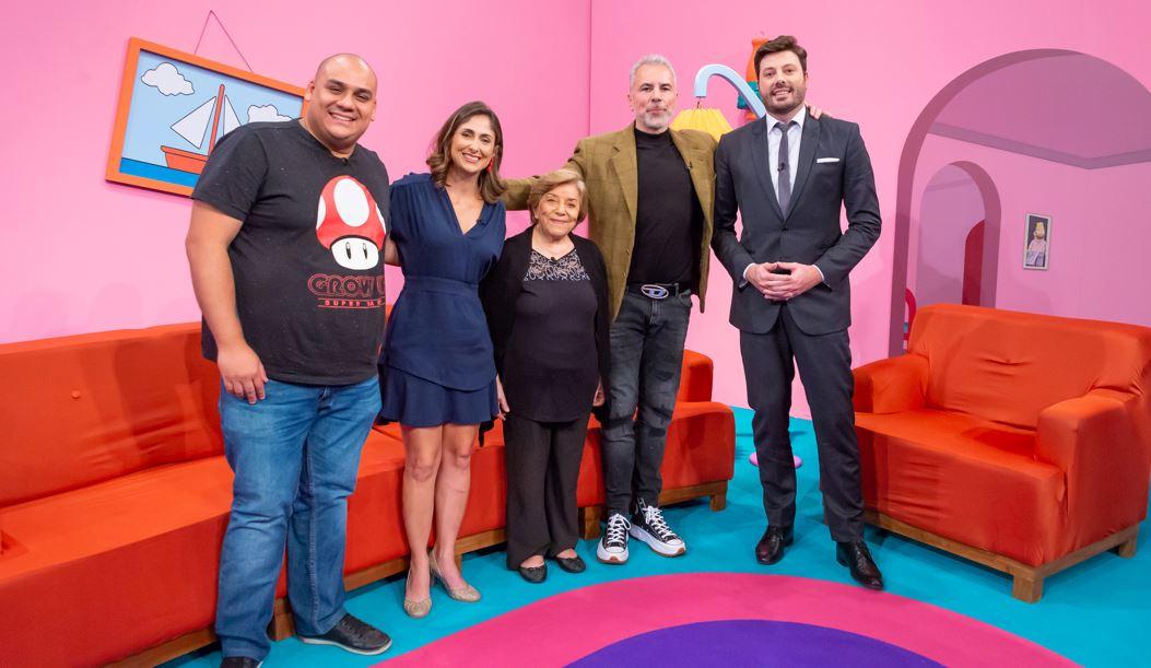  Rodrigo Antas, Flavia Saddy, Selma Lopes, Carlos Alberto e Danilo Gentili posam para foto no palco do The Noite.