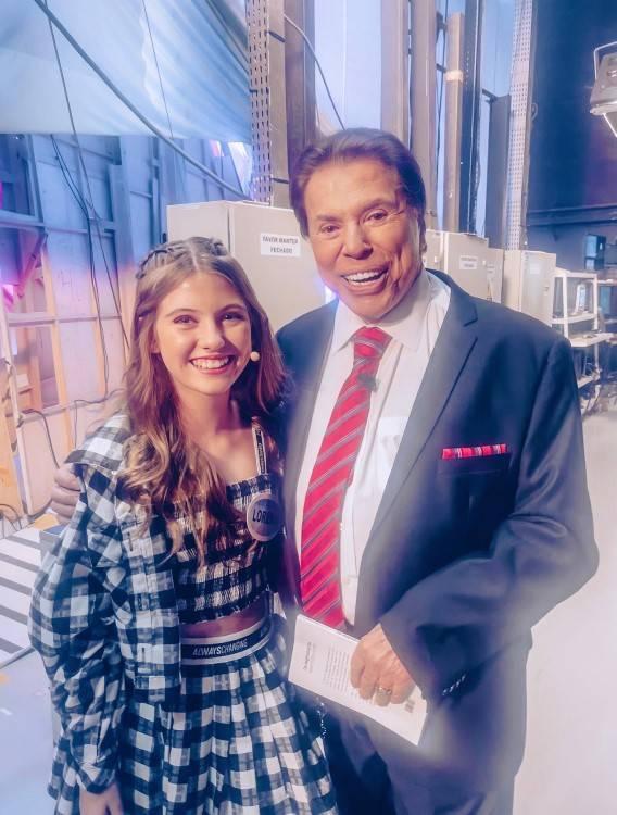 Lorena Queiroz ao lado do apresentador Silvio Santos nos estúdios do SBT