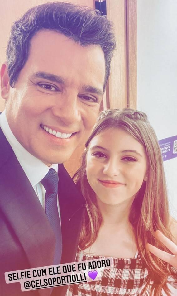 Celso Portiolli ao lado de Lorena Queiroz, na foto tem a frase Selfie com ele que adoro, Celso Portiolli, seguida de um coração roxo