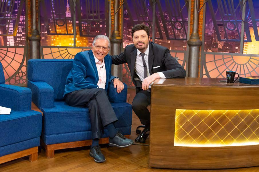 Carlos Alberto de Nóbrega e Danilo Gentili posam para foto no palco.