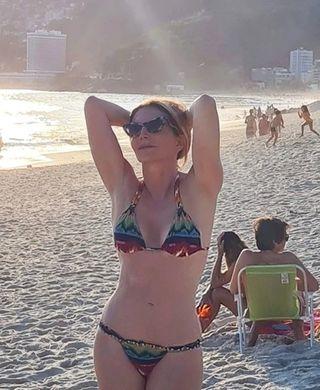 A atriz Maria Padilha posando de biquíni na praia.