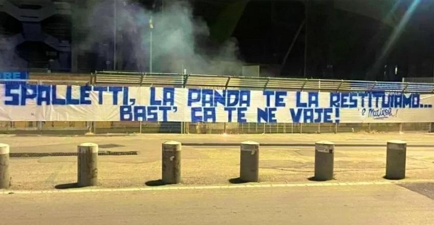 Faixa da torcida do Napoli, admitindo o roubo do carro do técnico da equipe e pedindo sua saída como moeda de troca