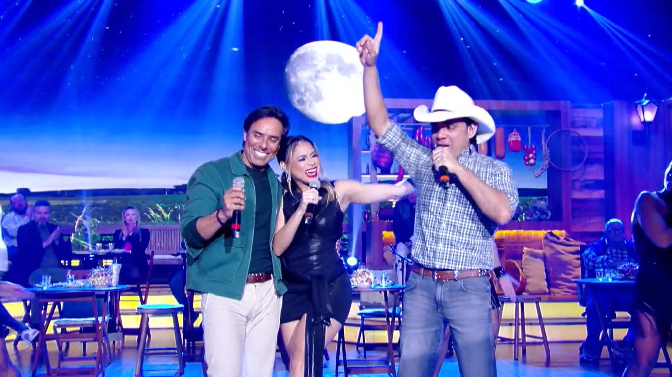 Guilherme & Santiago e a cantora Lexa no palco do programa.