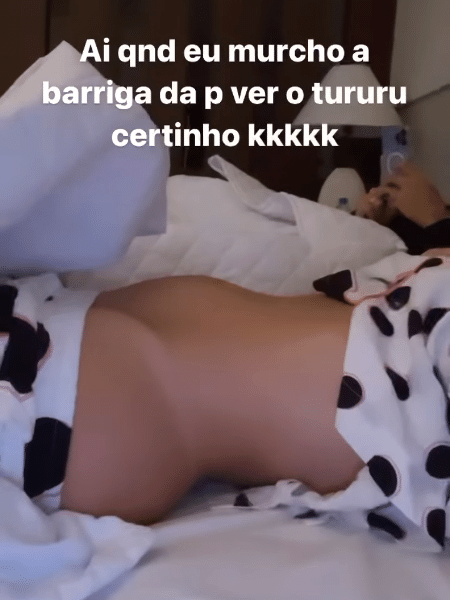 Virginia mostrando a barriga nos stories do Instagram.