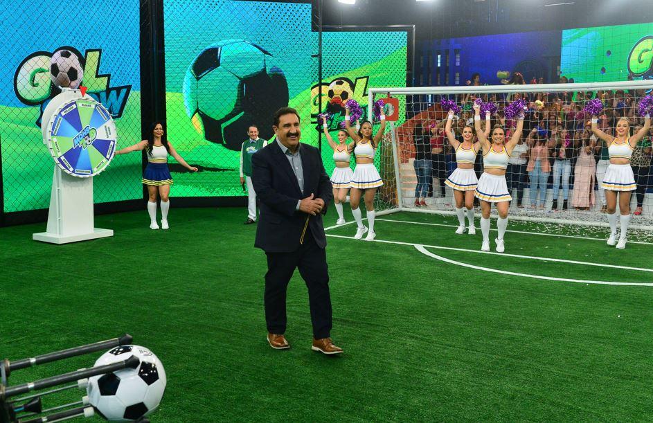 O apresentador Ratinho e as bailarinas do Gol Show.